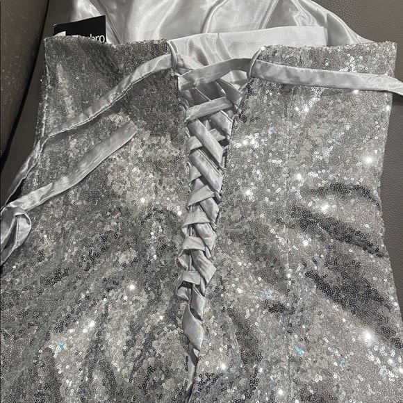 Silver sequins long gown trumpet style
New never worn - Picture 9 of 10